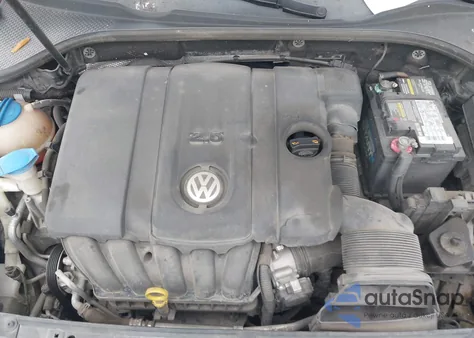 2014 Volkswagen Passat 2.5L Wolfsburg Edition z USA, uszkodzony, nr VIN 1VWAH7A33EC020325